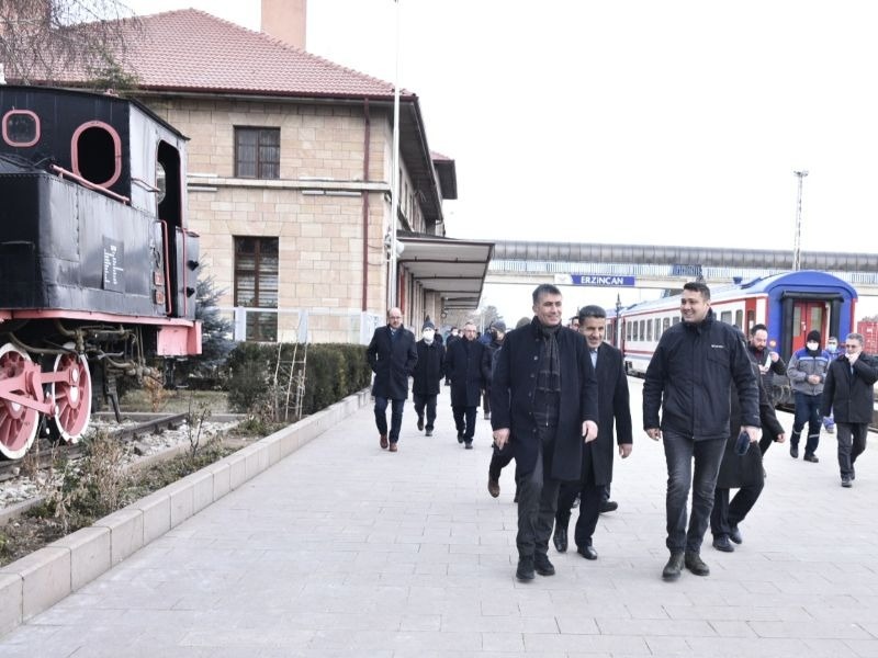 TCDD Genel Müdürü Metin Akbaş, ‘Yerinde Çözüm Ekibi’ ile birlikte Doğu Anadolu Bölgesi’ndeki gar ve istasyonları inceledi