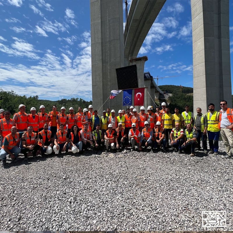 Slovenya Divaca - Koper Demir Yolu Projesindeki  Gabroviça Viyadüğü için Bayrak Asma Töreni Yapıldı